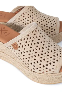 Sandalia cuña baja yute popa arenita picado beige